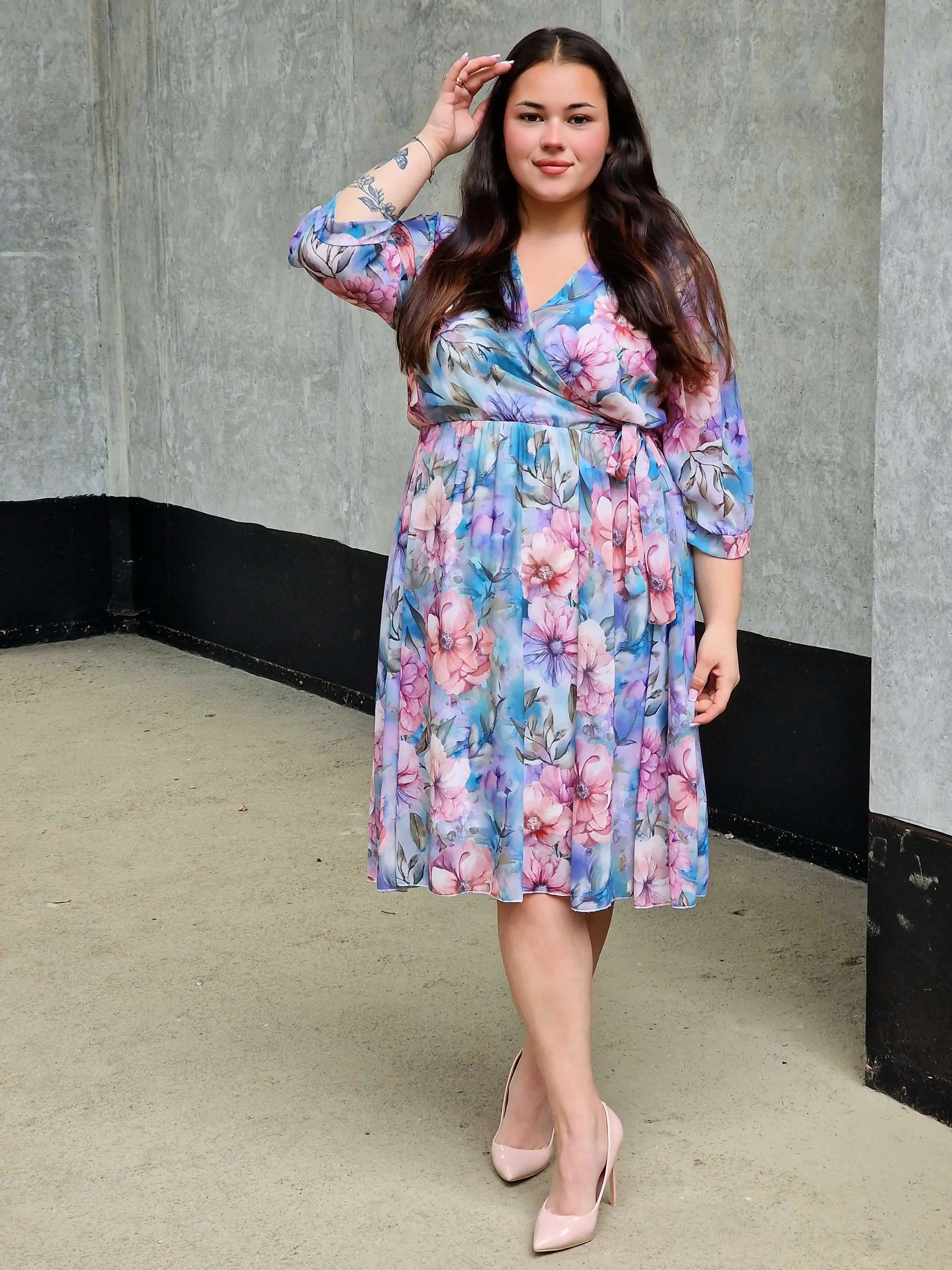 Sukienka plus size z ozdobnym wiązaniem w talii – kobiecy fason i letnia lekkość Stylowa XL