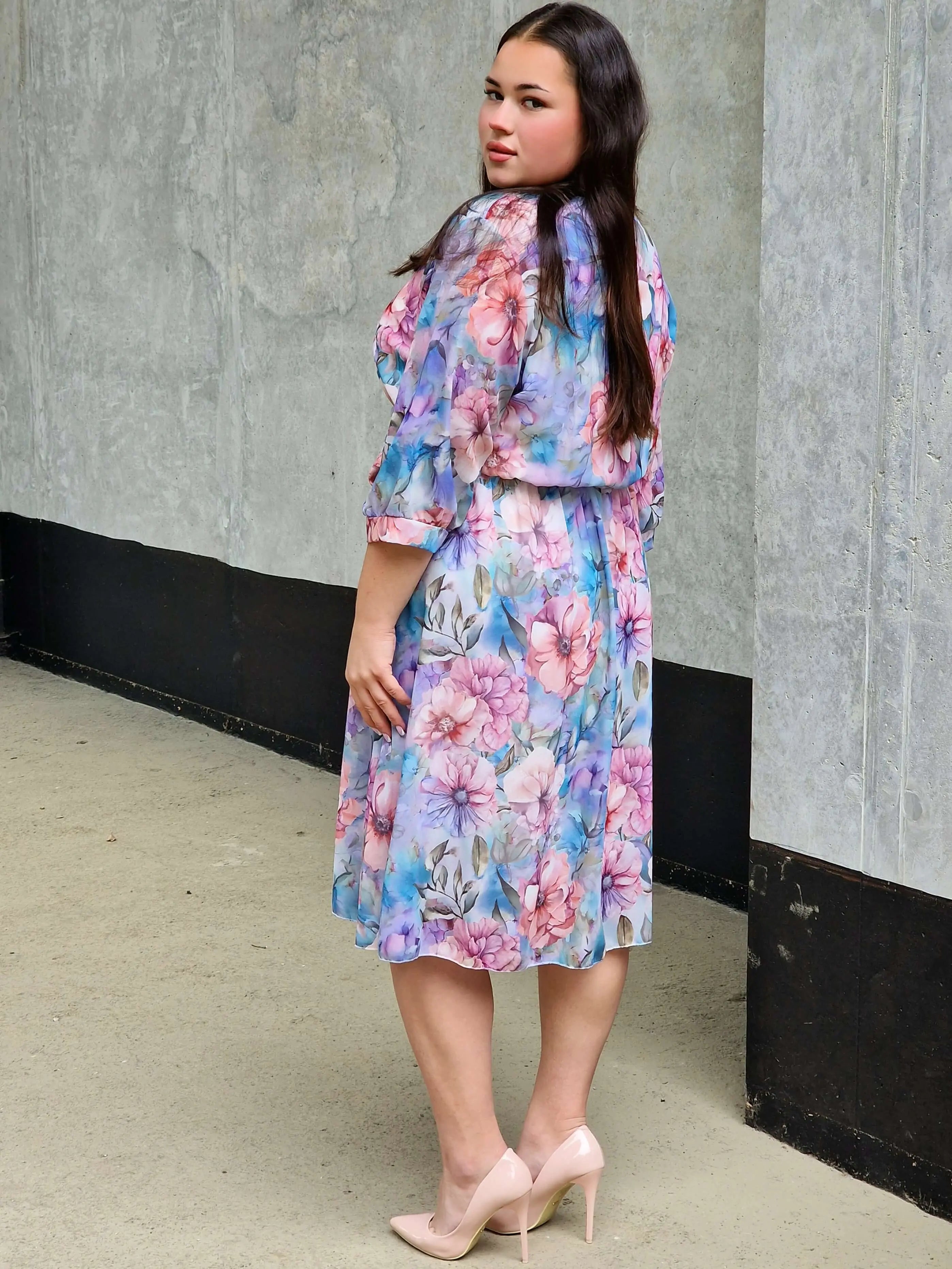 Sukienka plus size z ozdobnym wiązaniem w talii – kobiecy fason i letnia lekkość Stylowa XL