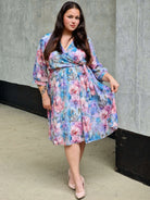 Sukienka plus size z ozdobnym wiązaniem w talii – kobiecy fason i letnia lekkość Stylowa XL