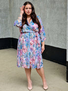 Sukienka plus size z ozdobnym wiązaniem w talii – kobiecy fason i letnia lekkość Stylowa XL