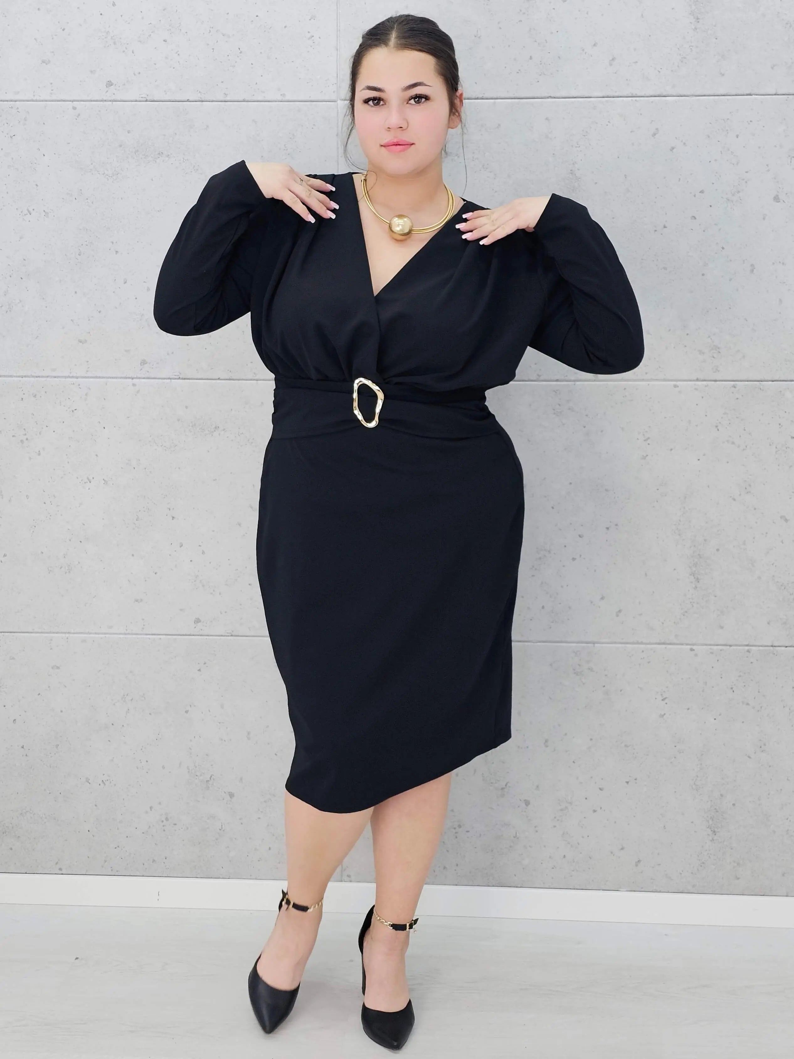 Sukienka plus size z paskiem i kopertowym dekoltem – klasyka w eleganckim wydaniu Stylowa XL