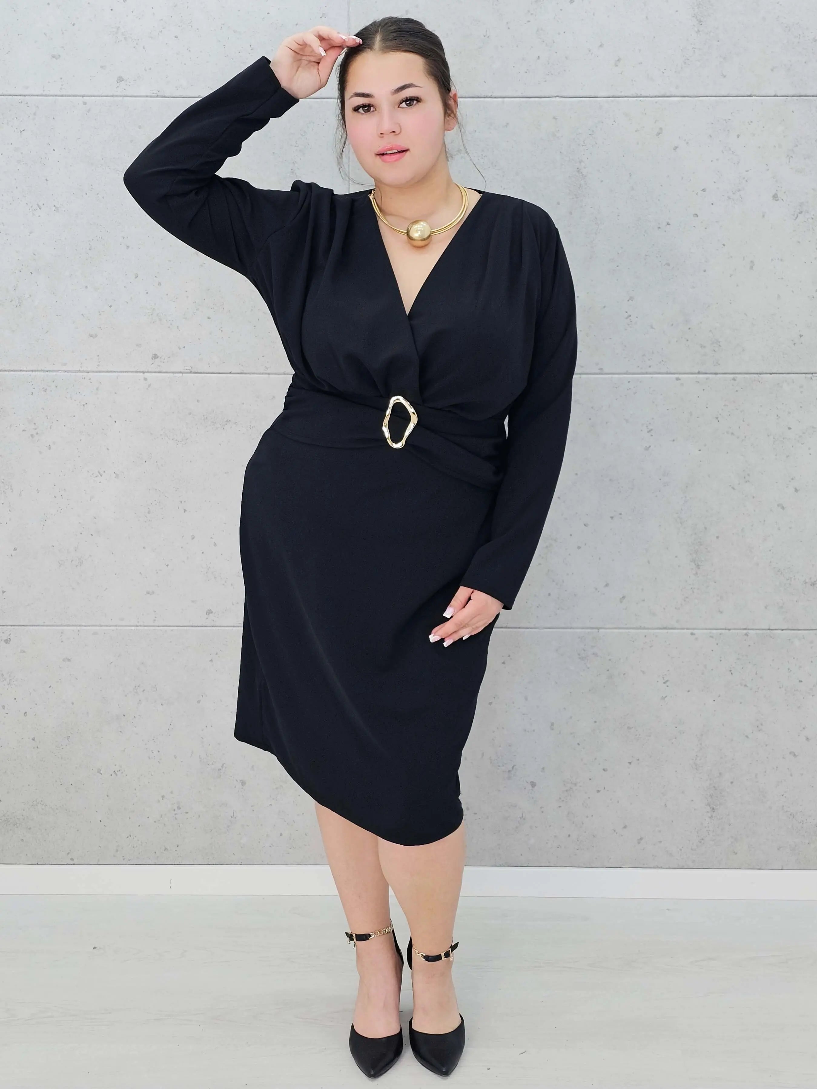 Sukienka plus size z paskiem i kopertowym dekoltem – klasyka w eleganckim wydaniu Stylowa XL