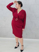 Sukienka plus size z paskiem i kopertowym dekoltem – klasyka w eleganckim wydaniu Stylowa XL