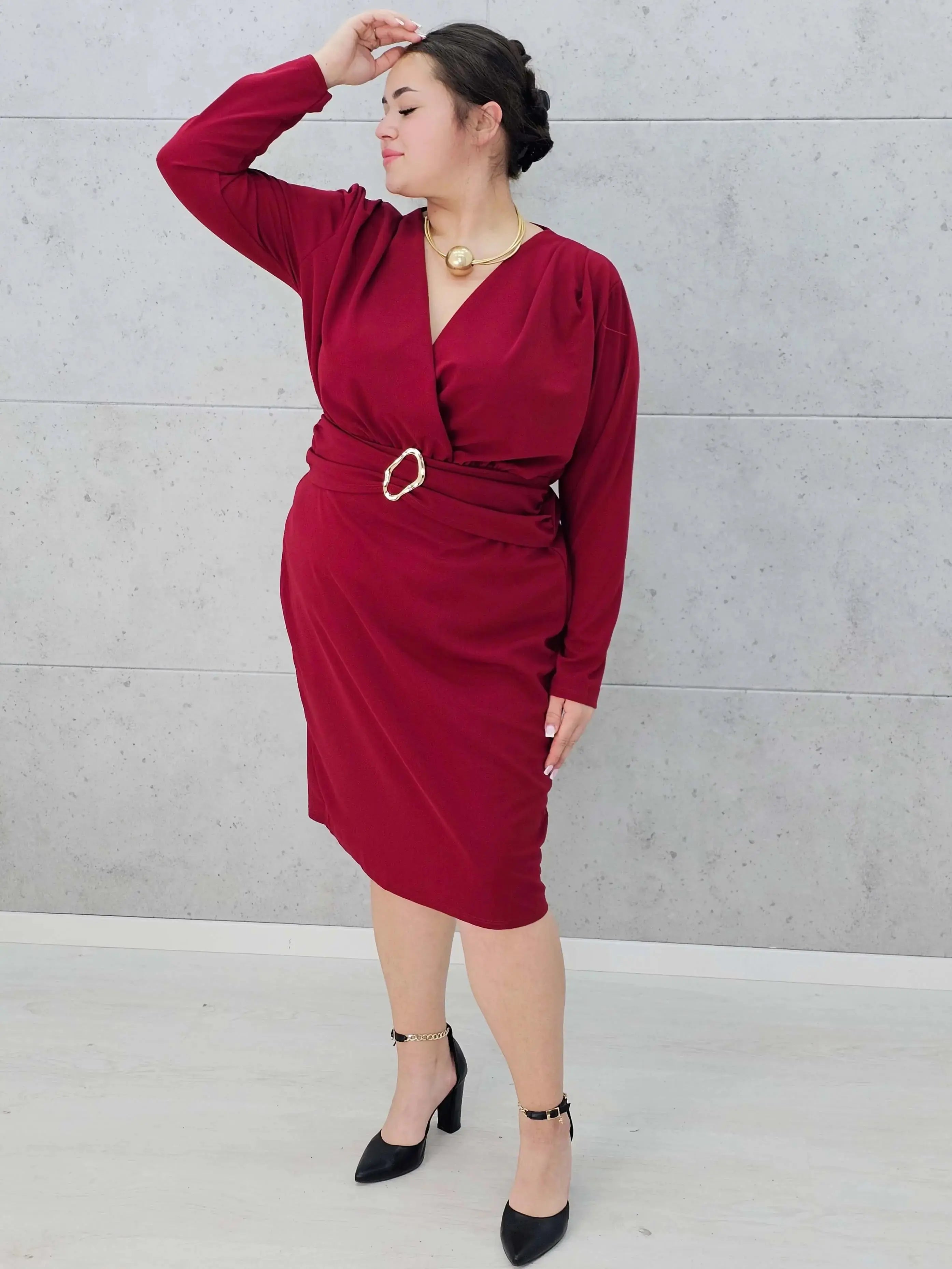 Sukienka plus size z paskiem i kopertowym dekoltem – klasyka w eleganckim wydaniu Stylowa XL
