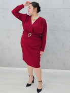 Sukienka plus size z paskiem i kopertowym dekoltem – klasyka w eleganckim wydaniu Stylowa XL