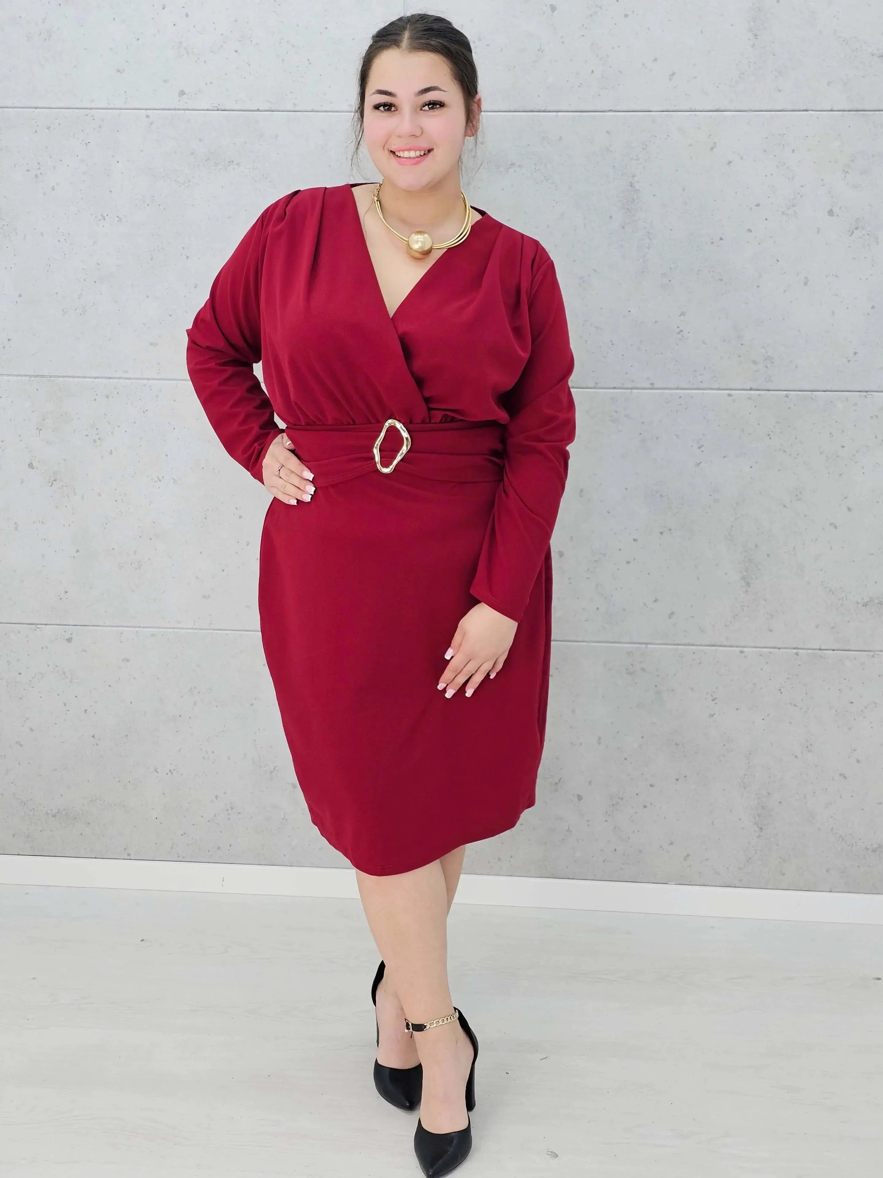 Sukienka plus size z paskiem i kopertowym dekoltem – klasyka w eleganckim wydaniu Stylowa XL