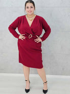 Sukienka plus size z paskiem i kopertowym dekoltem – klasyka w eleganckim wydaniu Stylowa XL