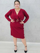 Sukienka plus size z paskiem i kopertowym dekoltem – klasyka w eleganckim wydaniu Stylowa XL