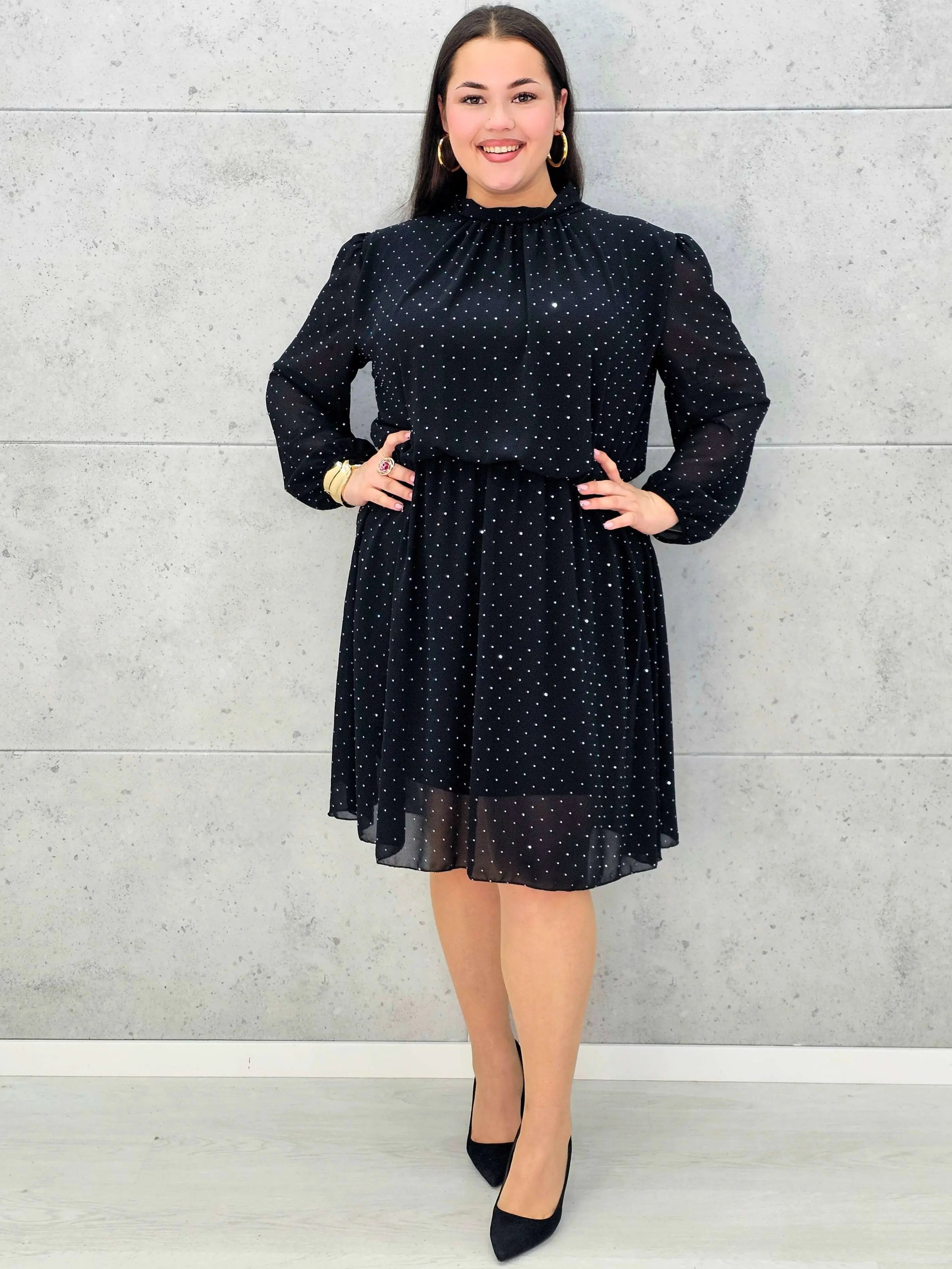 Sukienka plus size z połyskującymi drobinkami i stójką - Stylowa XL