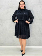 Sukienka plus size z połyskującymi drobinkami i stójką - Stylowa XL