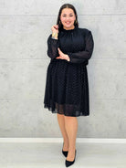 Sukienka plus size z połyskującymi drobinkami i stójką - Stylowa XL