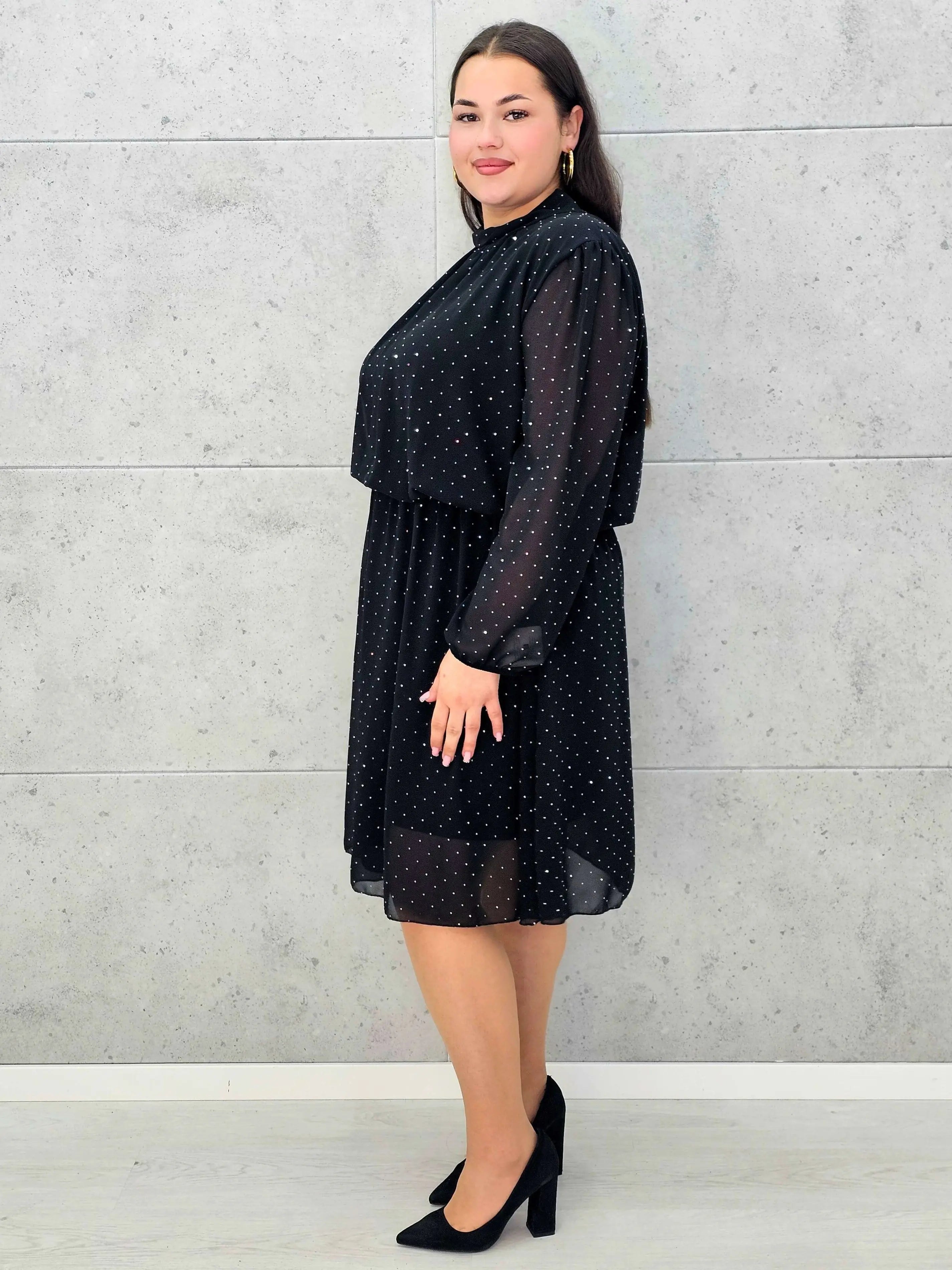 Sukienka plus size z połyskującymi drobinkami i stójką - Stylowa XL