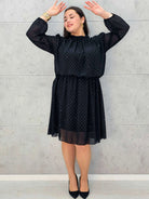 Sukienka plus size z połyskującymi drobinkami i stójką - Stylowa XL