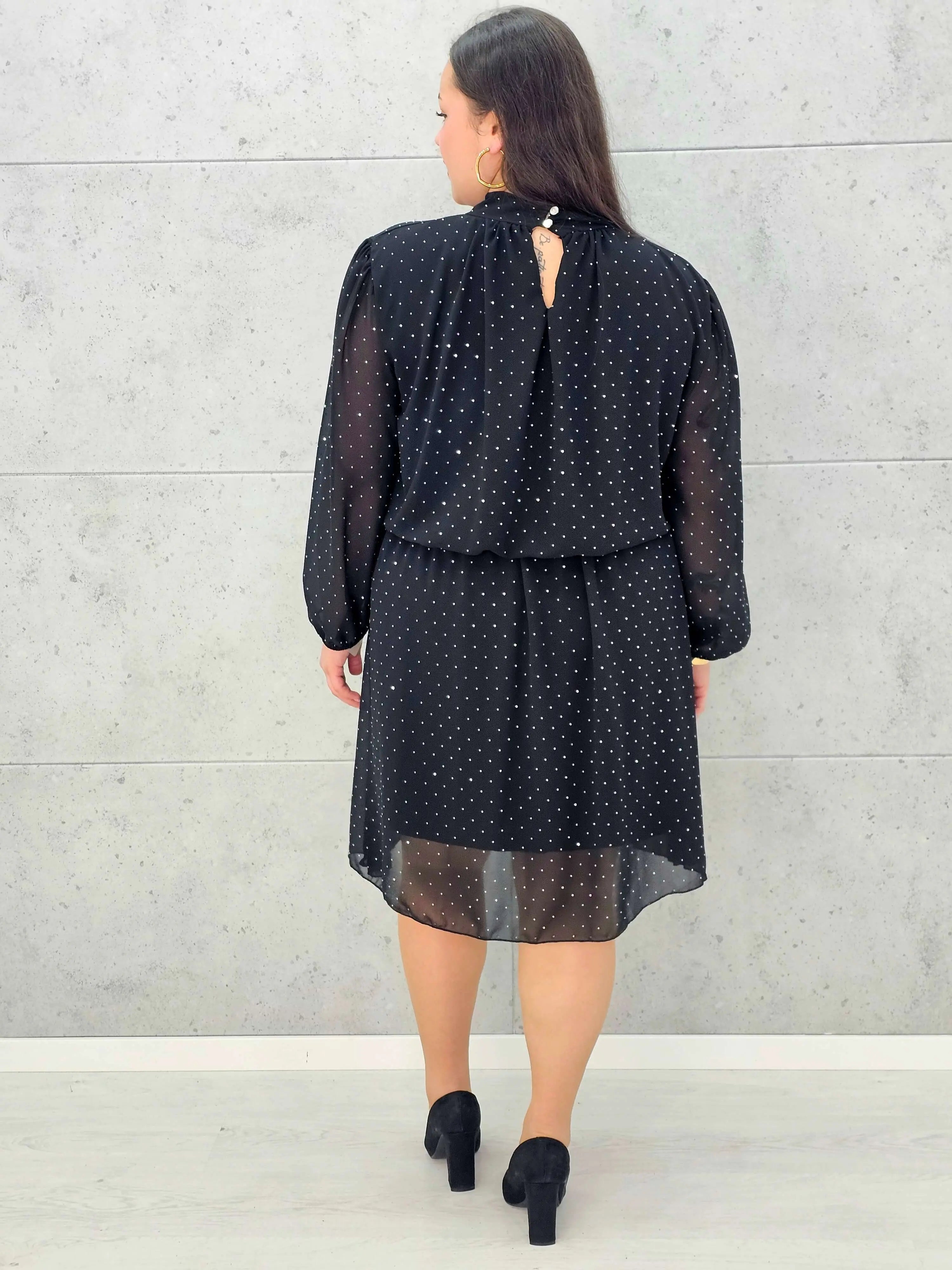 Sukienka plus size z połyskującymi drobinkami i stójką - Stylowa XL