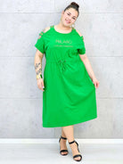 Sukienka plus size z regulacją w pasie i dekoracyjnymi wycięciami Stylowa XL