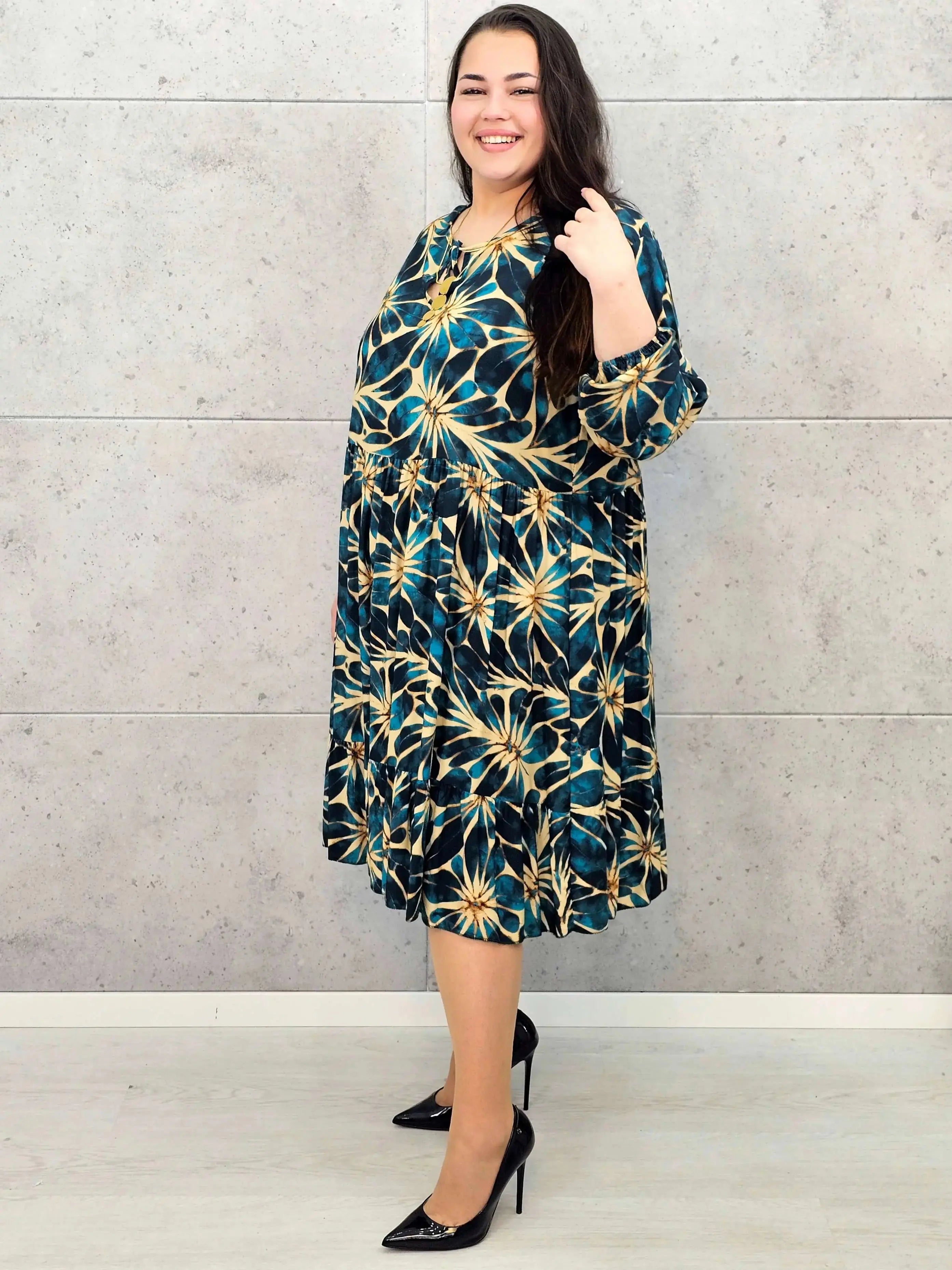 Sukienka plus size z wiązanie przy dekolcie - trzy kolory Stylowa XL