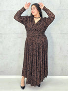 Sukienka plus size zebra długa XXL – wieczorowa sukienka z kopertowym dekoltem i połyskującym wzorem Stylowa XL