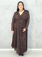 Sukienka plus size zebra długa XXL – wieczorowa sukienka z kopertowym dekoltem i połyskującym wzorem Stylowa XL