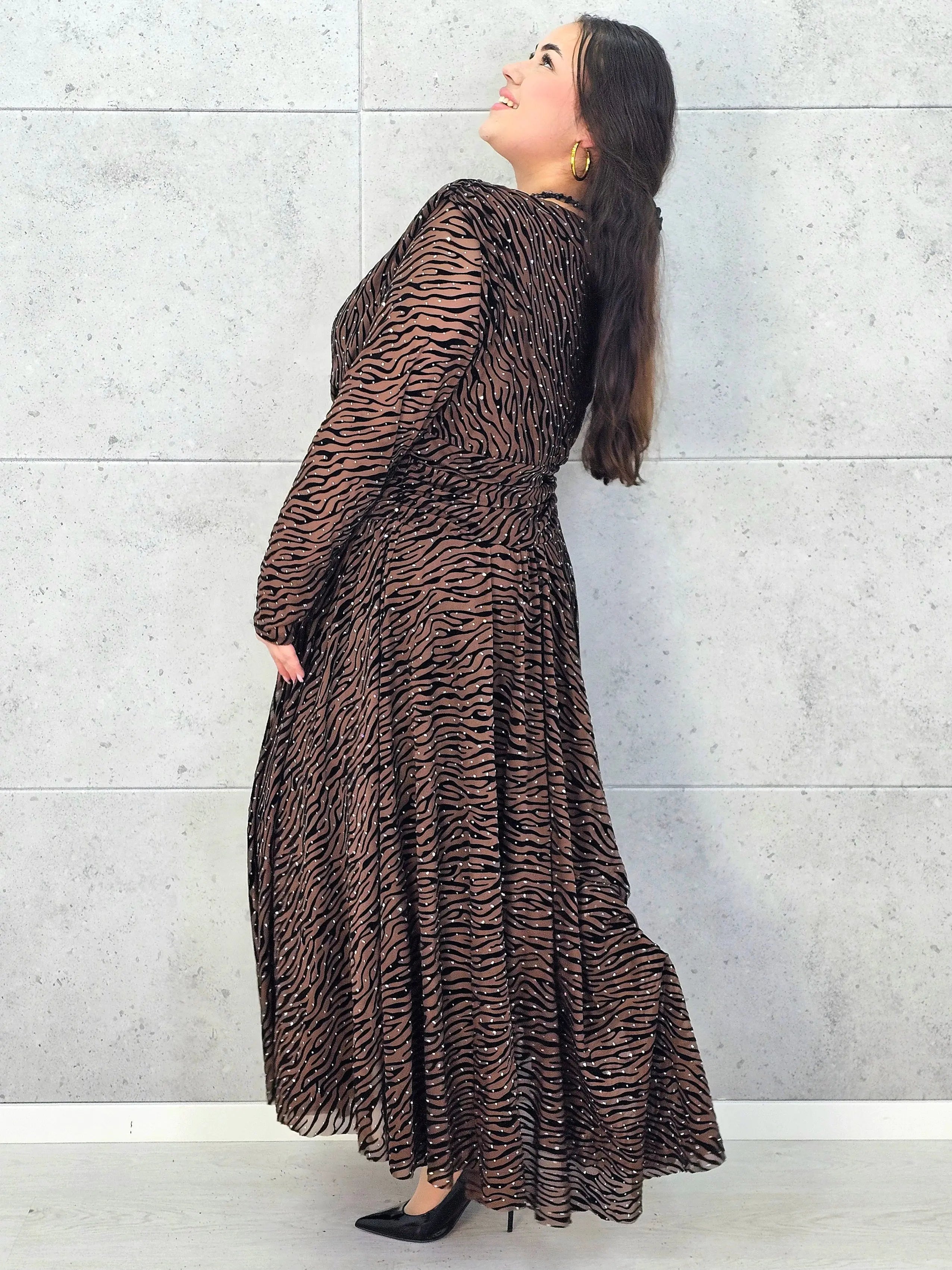 Sukienka plus size zebra długa XXL – wieczorowa sukienka z kopertowym dekoltem i połyskującym wzorem Stylowa XL