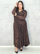 Sukienka plus size zebra długa XXL – wieczorowa sukienka z kopertowym dekoltem i połyskującym wzorem Stylowa XL