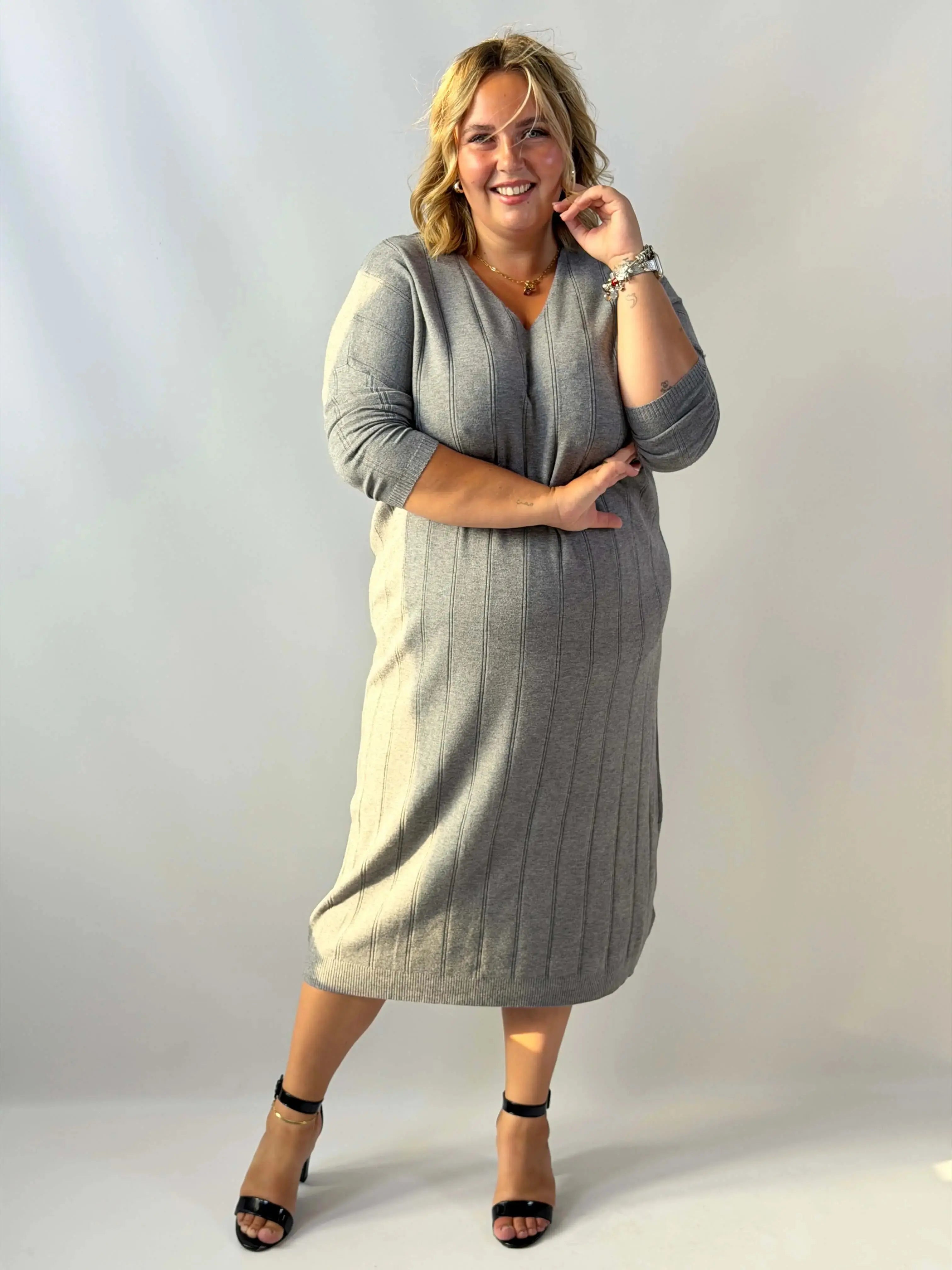 Sukienka prążkowana Plus Size maxi z dekoltem w serek Stylowa XL