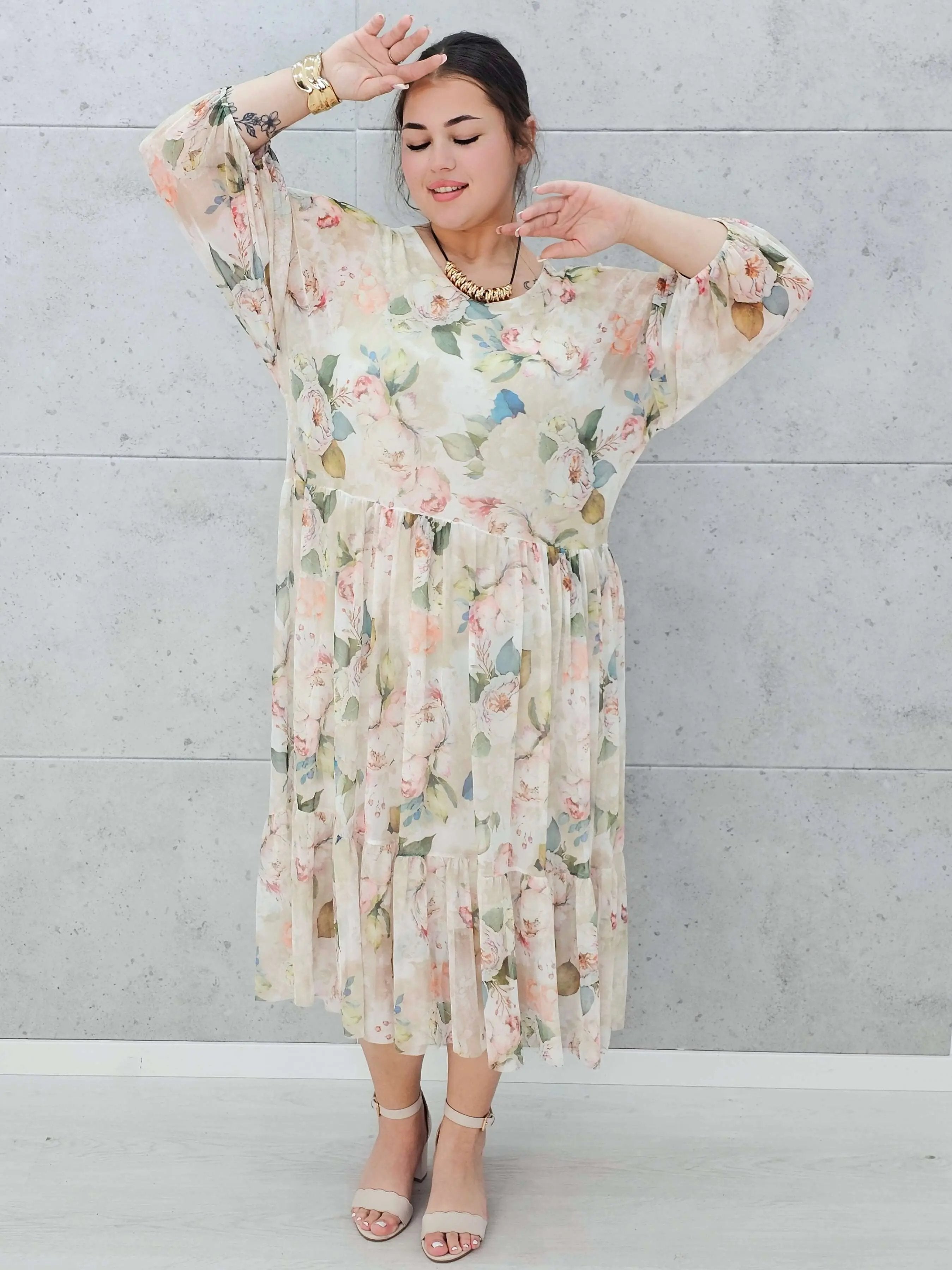 Sukienka siateczkowa w kwiaty Stylowa XL