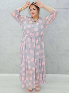 Sukienka siateczkowa z wzorem po całości i wiązaniem w tali - w kilku kolorach Stylowa XL