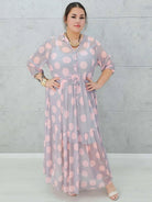 Sukienka siateczkowa z wzorem po całości i wiązaniem w tali - w kilku kolorach Stylowa XL