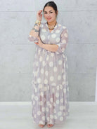 Sukienka siateczkowa z wzorem po całości i wiązaniem w tali - w kilku kolorach Stylowa XL