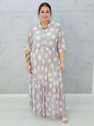 Sukienka siateczkowa z wzorem po całości i wiązaniem w tali - w kilku kolorach Stylowa XL