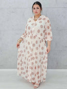 Sukienka siateczkowa z wzorem po całości i wiązaniem w tali - w kilku kolorach Stylowa XL