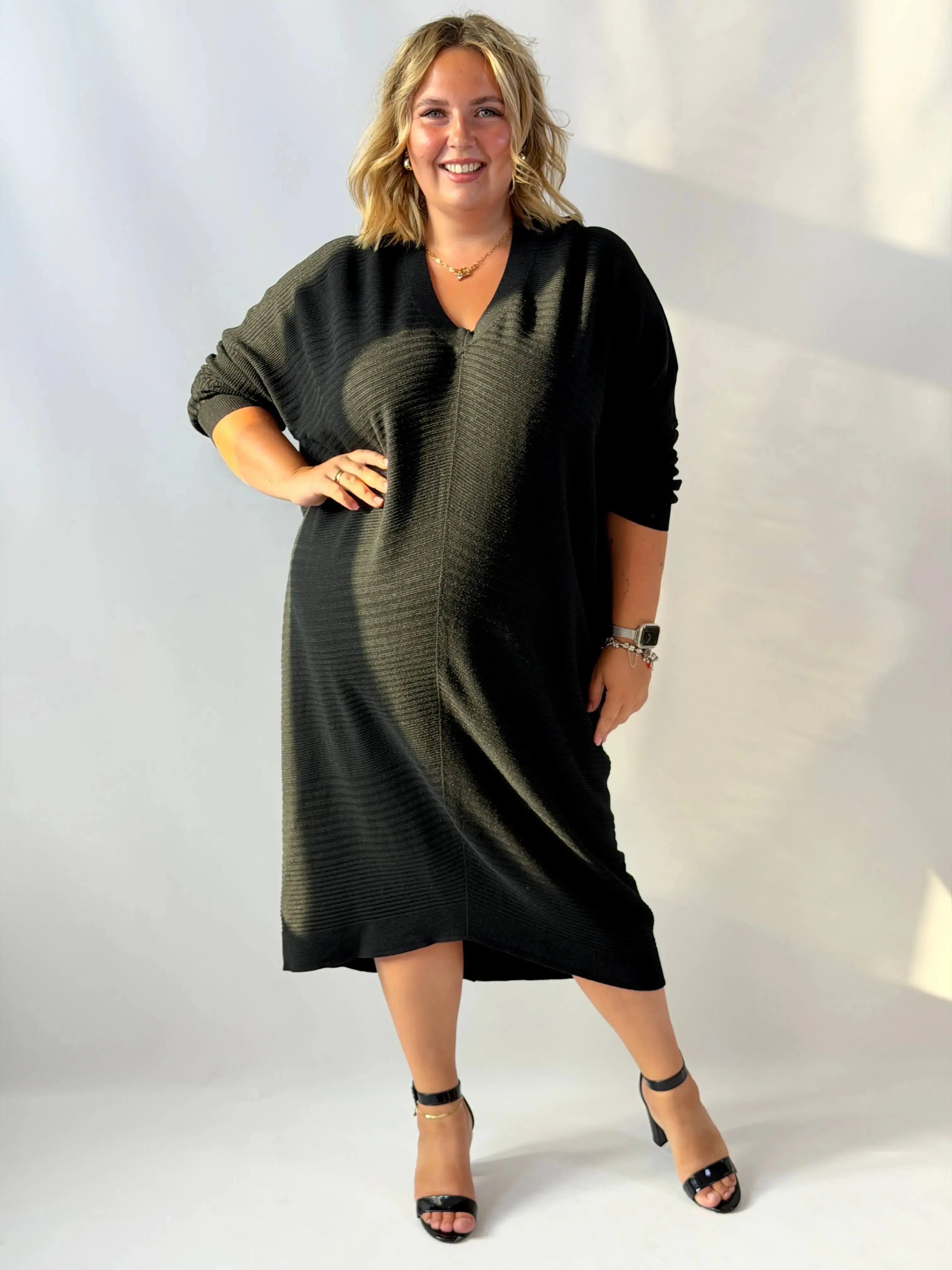 Sukienka sweterkowa Plus Size z szerokim kołnierzem i dłuższym tyłem Stylowa XL