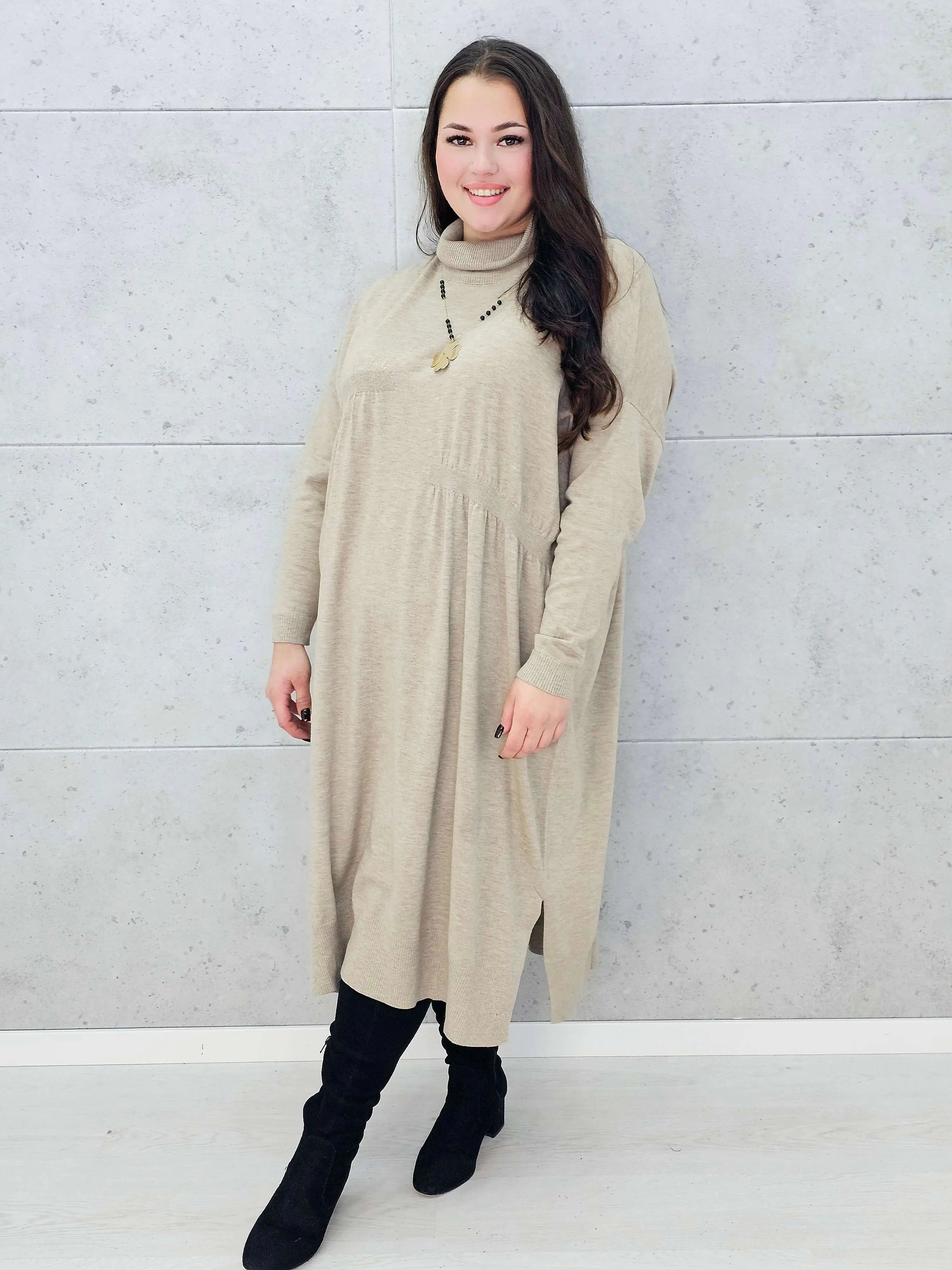 Beżowa sukienka swetrowa midi z golfem – Stylowa XL