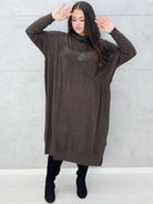 Beżowa sukienka swetrowa midi z golfem – Stylowa XL