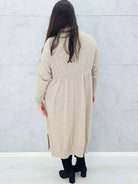 Tył sukienki swetrowej beżowej plus size – Stylowa XL