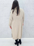 Tył sukienki swetrowej beżowej plus size – Stylowa XL