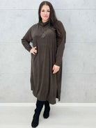 Stylizacja jesienna z kawową sukienką swetrową Stylowa XL