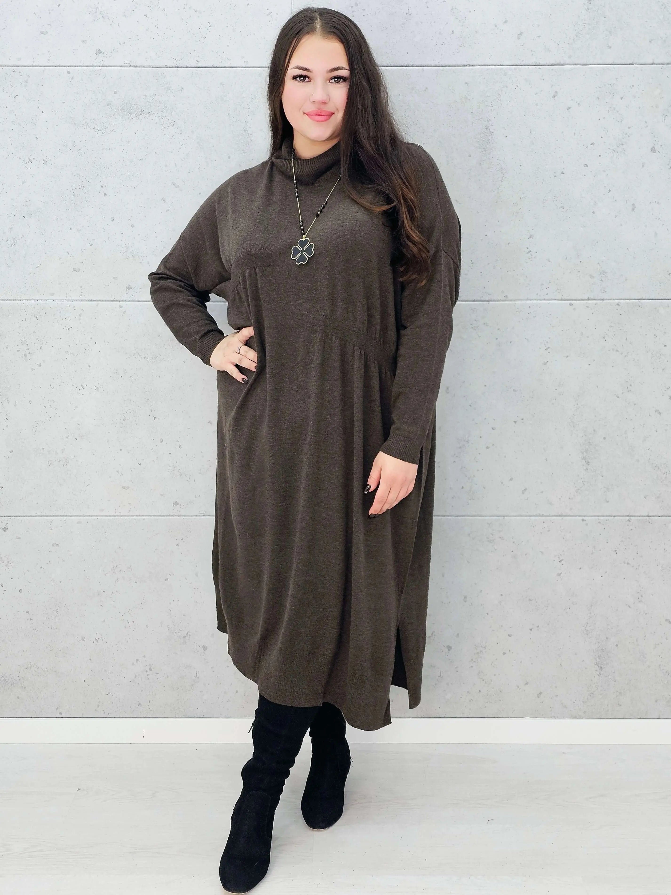 Stylizacja jesienna z kawową sukienką swetrową Stylowa XL