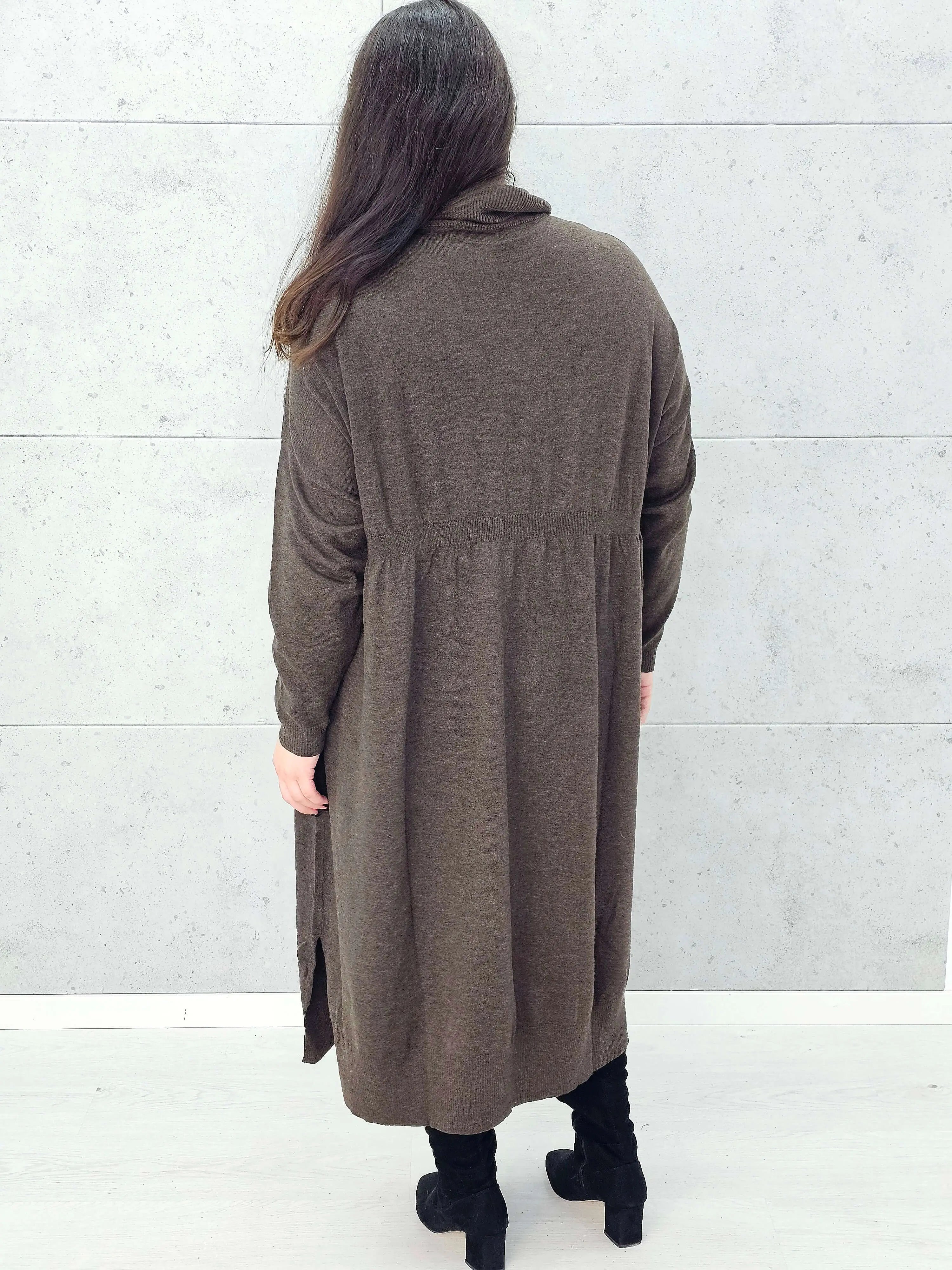 Tył sukienki swetrowej  kawowej plus size – Stylowa XL