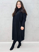 Ciepła czarna sukienka midi z golfem – Stylowa XL