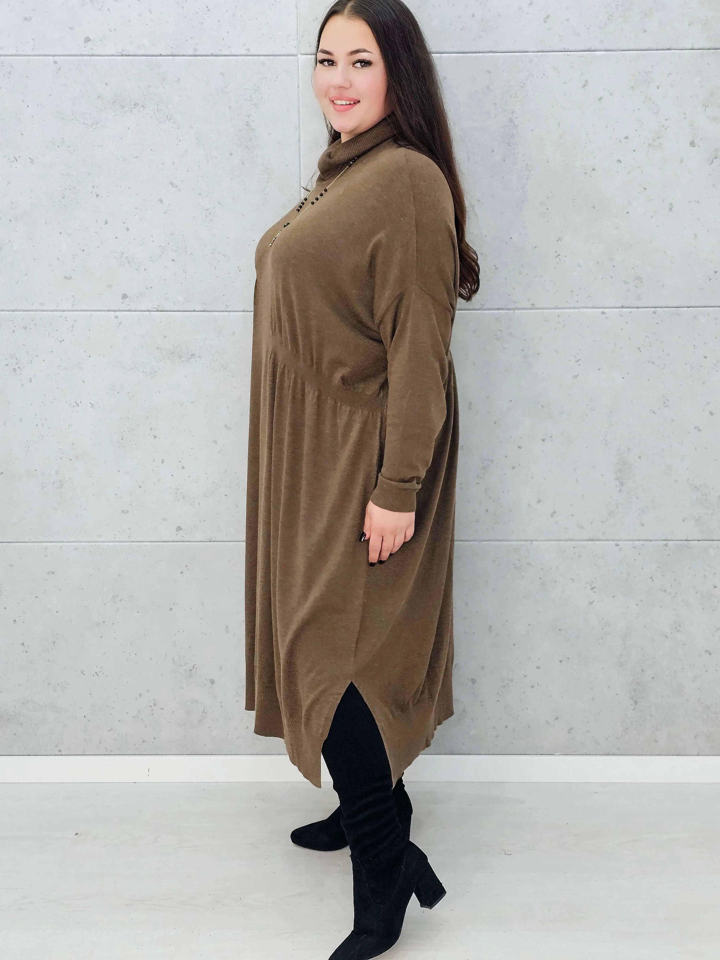 Sukienka swetrowa  plus size z golfem – Stylowa XL bokiem 