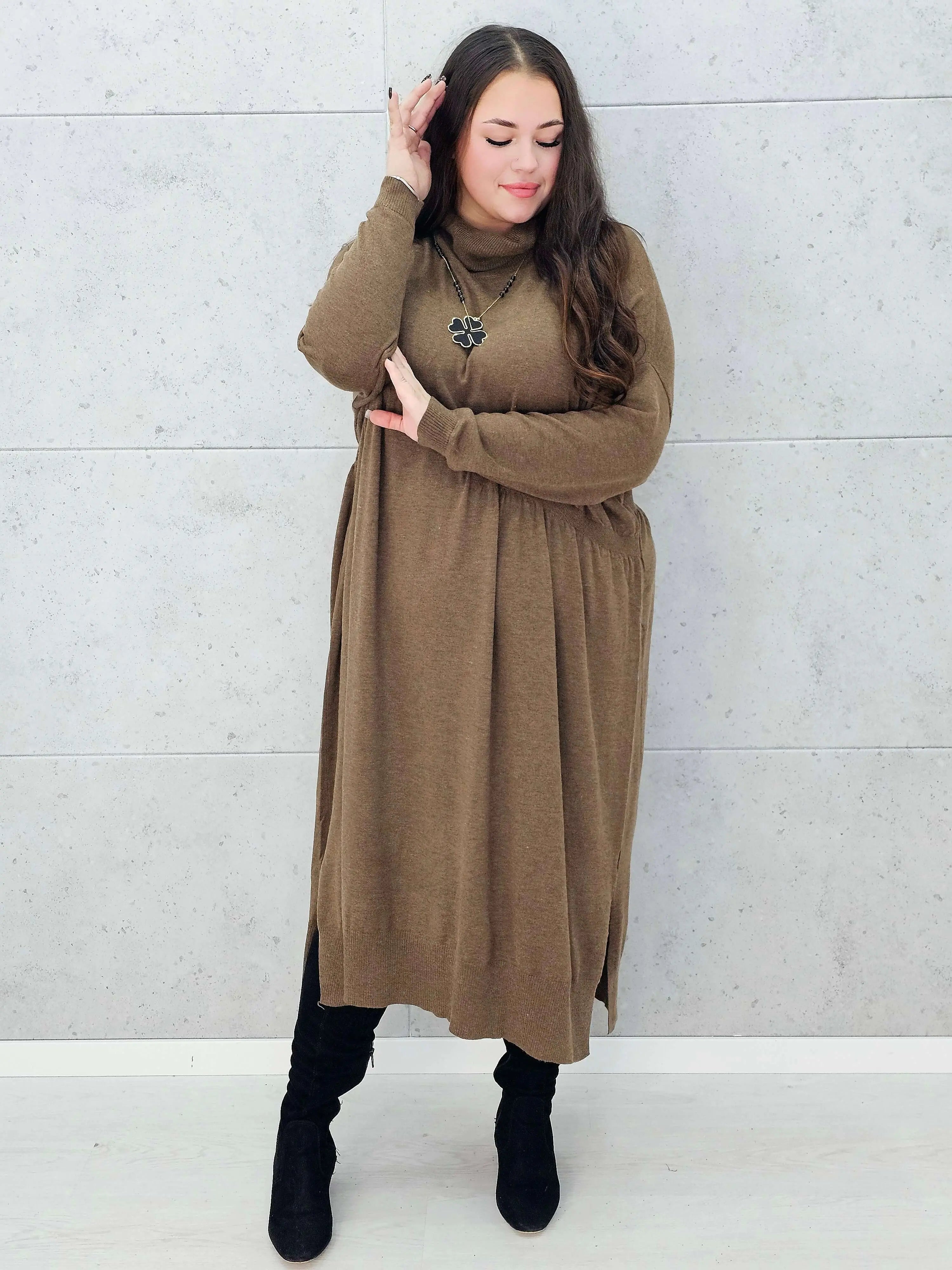 Ciepła sukienka swetrowa midi w kolorze brąz – Stylowa XL