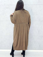 Tył sukienki swetrowej brązowej  plus size – Stylowa XL