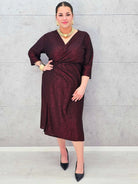 Sukienka szlafrokowa plus size – elegancja i wygoda w jednym. Stylowa XL