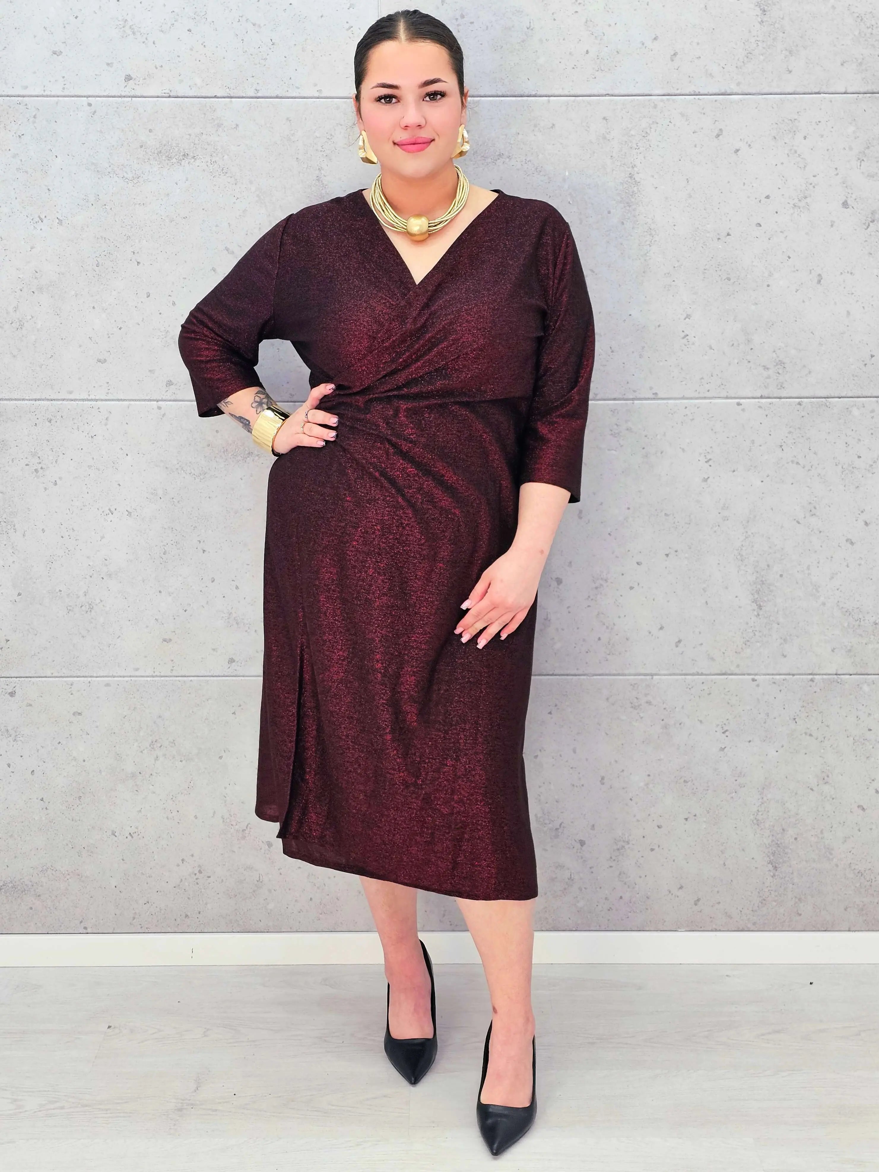 Sukienka szlafrokowa plus size – elegancja i wygoda w jednym. Stylowa XL