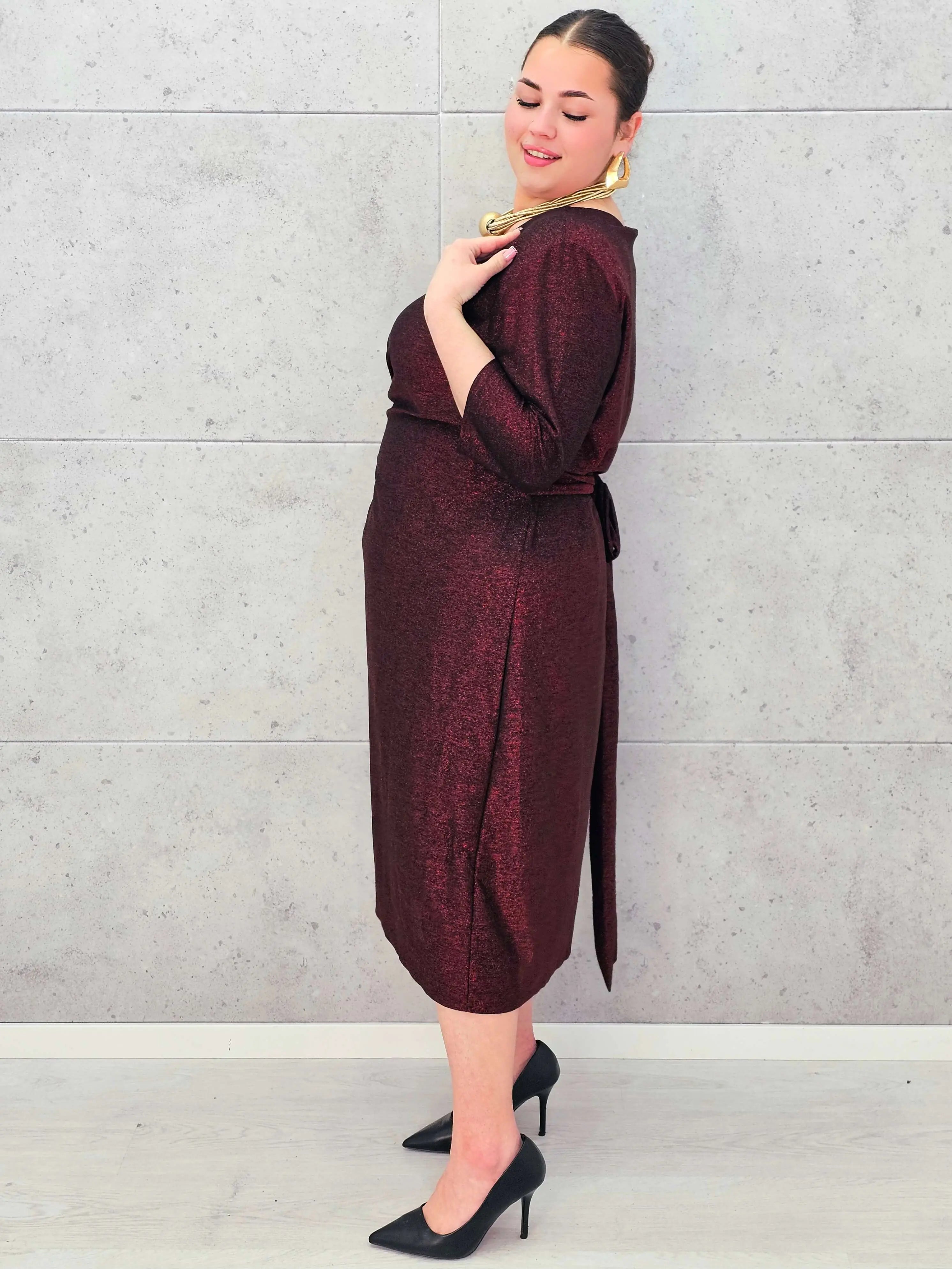 Sukienka szlafrokowa plus size – elegancja i wygoda w jednym. Stylowa XL