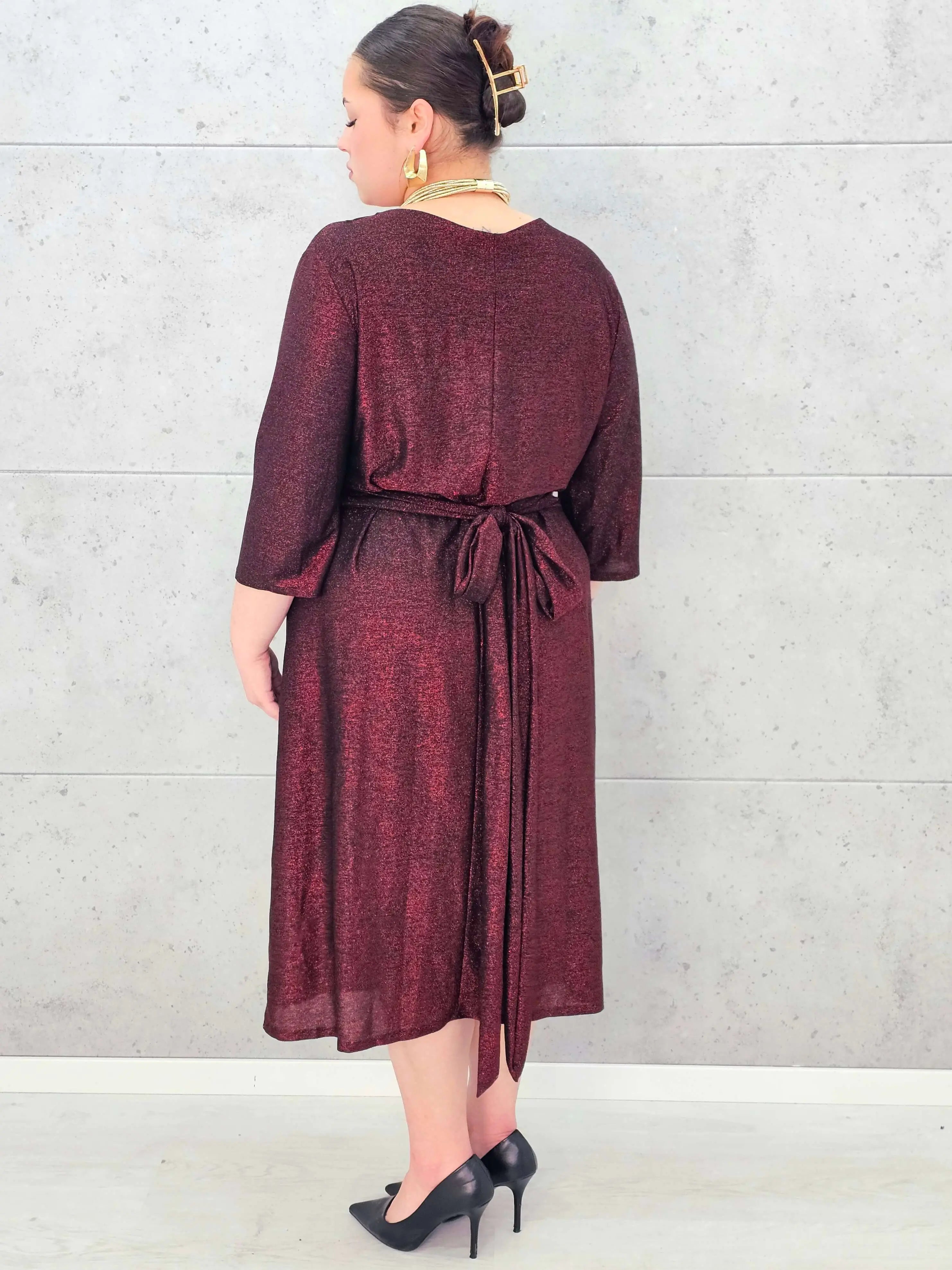 Sukienka szlafrokowa plus size – elegancja i wygoda w jednym. Stylowa XL