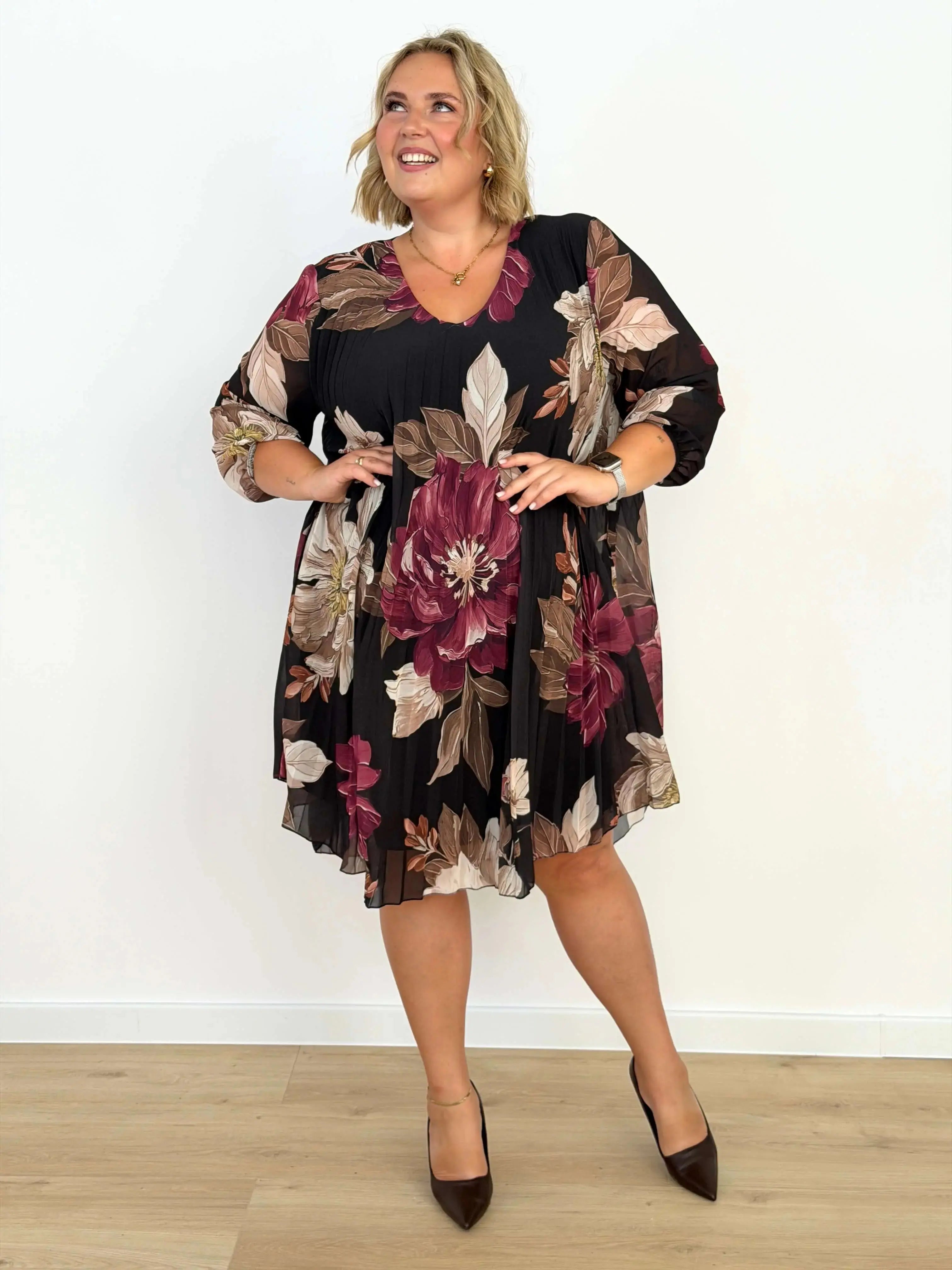 Sukienka szyfonowa plus size z dekoltem V i falbaną Stylowa XL