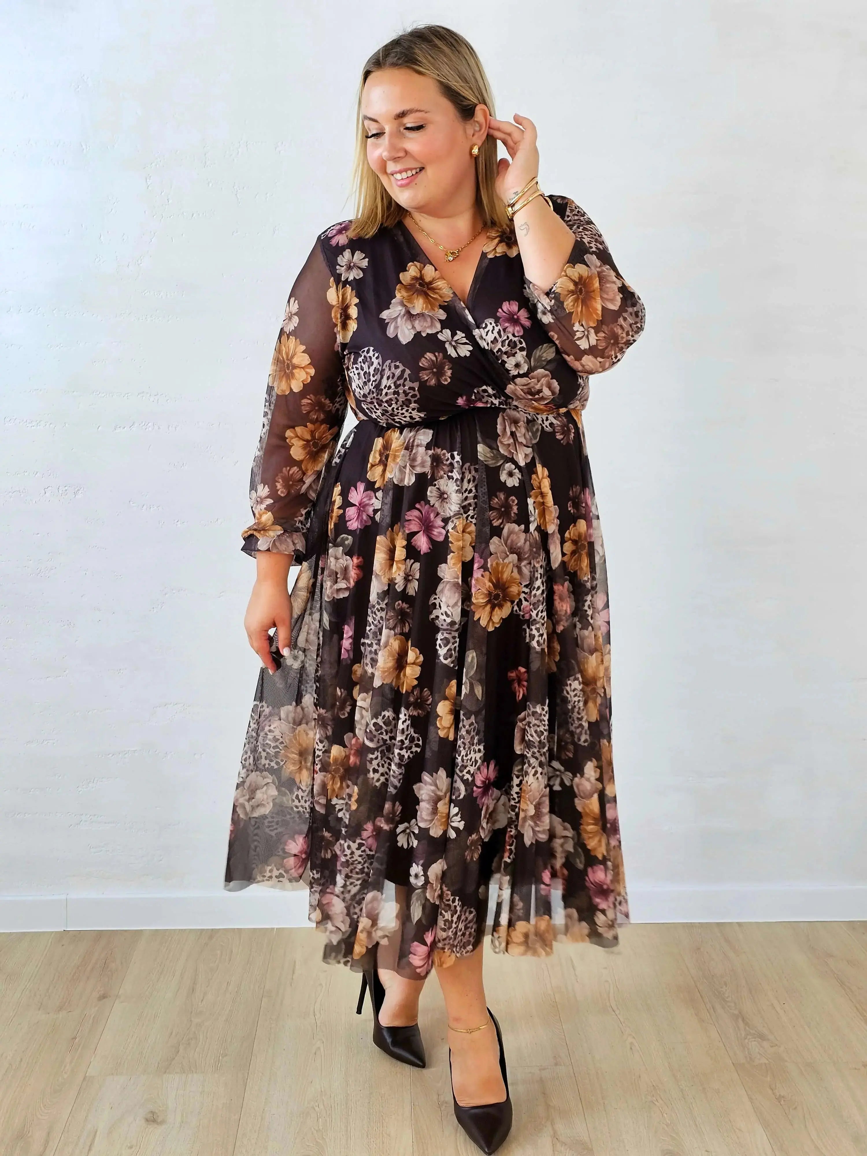 Sukienka tiulowa plus size z kopertowym dekoltem i paskiem Stylowa XL