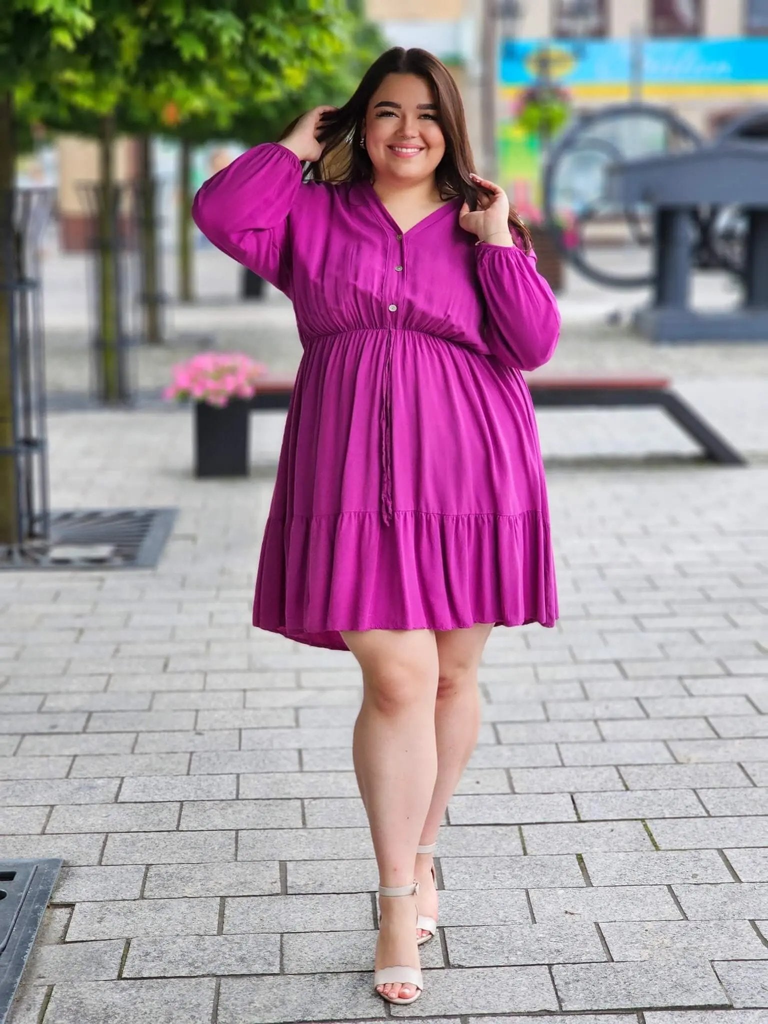 Sukienka w kolorze fuksji z wiązaniem Stylowa XL